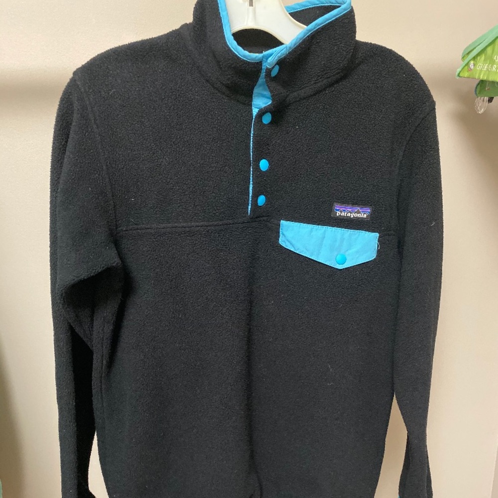 Black Patagonia quarter zip pull over